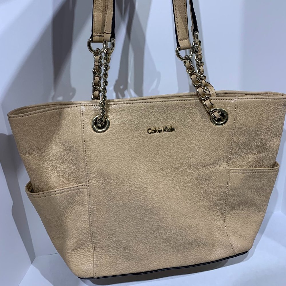 CALVIN KLEIN CK SAFFIANO LEATHER CHAIN TRIMMED TOTE BAG LARGE HANDBAG BEIGE GOLD